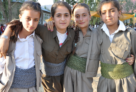Hakkari'nin Yüksekova ilçesinde 23-25 Eylül 2011 tarihlerinde hayatlarını birleştiren çiftlerimizi sizler için sayfamıza taşıdık.