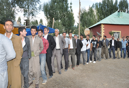 Hakkari'nin Yüksekova ilçesinde 23-25 Eylül 2011 tarihlerinde hayatlarını birleştiren çiftlerimizi sizler için sayfamıza taşıdık.