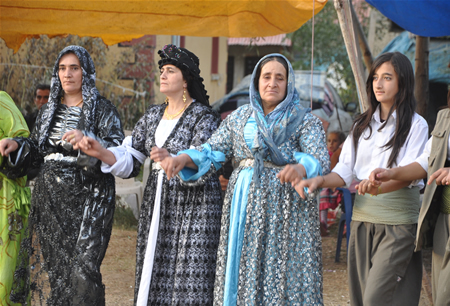 Hakkari'nin Yüksekova ilçesinde 23-25 Eylül 2011 tarihlerinde hayatlarını birleştiren çiftlerimizi sizler için sayfamıza taşıdık.