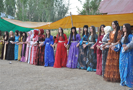 Hakkari'nin Yüksekova ilçesinde 23-25 Eylül 2011 tarihlerinde hayatlarını birleştiren çiftlerimizi sizler için sayfamıza taşıdık.