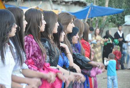 Hakkari'nin Yüksekova ilçesinde 23-25 Eylül 2011 tarihlerinde hayatlarını birleştiren çiftlerimizi sizler için sayfamıza taşıdık.