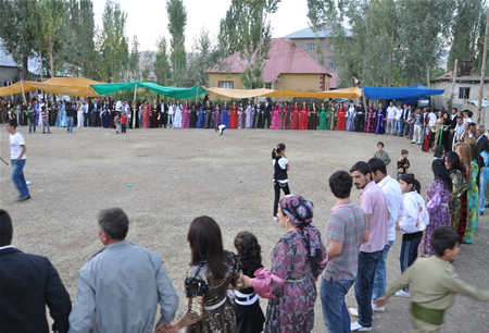Hakkari'nin Yüksekova ilçesinde 23-25 Eylül 2011 tarihlerinde hayatlarını birleştiren çiftlerimizi sizler için sayfamıza taşıdık.