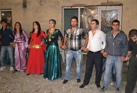 Hakkari'nin Yüksekova ilçesinde 23-25 Eylül 2011 tarihlerinde hayatlarını birleştiren çiftlerimizi sizler için sayfamıza taşıdık.