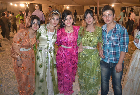 Hakkari'nin Yüksekova ilçesinde 23-25 Eylül 2011 tarihlerinde hayatlarını birleştiren çiftlerimizi sizler için sayfamıza taşıdık.