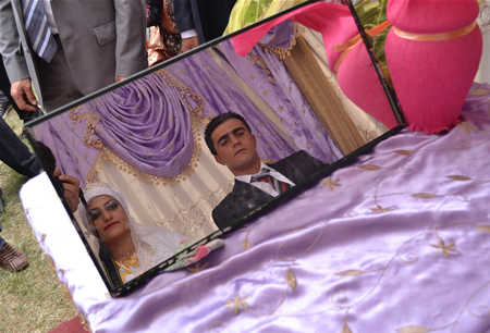 Hakkari'nin Yüksekova ilçesinde 23-25 Eylül 2011 tarihlerinde hayatlarını birleştiren çiftlerimizi sizler için sayfamıza taşıdık.