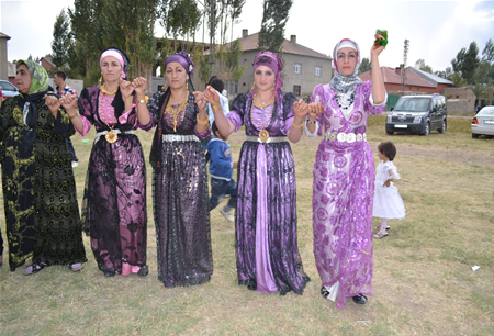 Hakkari'nin Yüksekova ilçesinde 23-25 Eylül 2011 tarihlerinde hayatlarını birleştiren çiftlerimizi sizler için sayfamıza taşıdık.