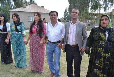 Hakkari'nin Yüksekova ilçesinde 23-25 Eylül 2011 tarihlerinde hayatlarını birleştiren çiftlerimizi sizler için sayfamıza taşıdık.