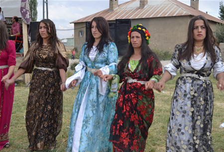 Hakkari'nin Yüksekova ilçesinde 23-25 Eylül 2011 tarihlerinde hayatlarını birleştiren çiftlerimizi sizler için sayfamıza taşıdık.