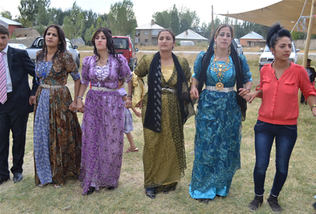 Hakkari'nin Yüksekova ilçesinde 23-25 Eylül 2011 tarihlerinde hayatlarını birleştiren çiftlerimizi sizler için sayfamıza taşıdık.