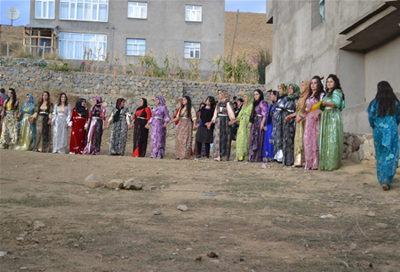 Hakkari'nin Yüksekova ilçesinde 23-25 Eylül 2011 tarihlerinde hayatlarını birleştiren çiftlerimizi sizler için sayfamıza taşıdık.