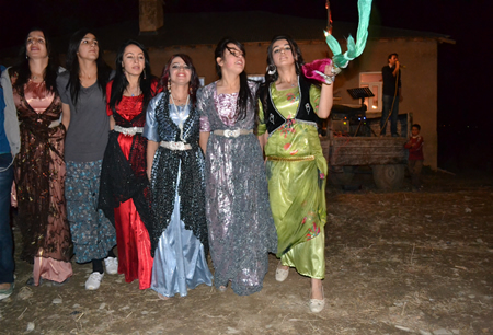 Hakkari'nin Yüksekova ilçesinde 23-25 Eylül 2011 tarihlerinde hayatlarını birleştiren çiftlerimizi sizler için sayfamıza taşıdık.