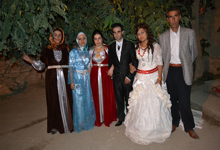 Hakkari'nin Yüksekova ilçesinde 23-25 Eylül 2011 tarihlerinde hayatlarını birleştiren çiftlerimizi sizler için sayfamıza taşıdık.