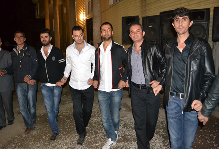 Hakkari'nin Yüksekova ilçesinde 23-25 Eylül 2011 tarihlerinde hayatlarını birleştiren çiftlerimizi sizler için sayfamıza taşıdık.