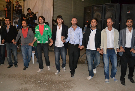 Hakkari'nin Yüksekova ilçesinde 23-25 Eylül 2011 tarihlerinde hayatlarını birleştiren çiftlerimizi sizler için sayfamıza taşıdık.