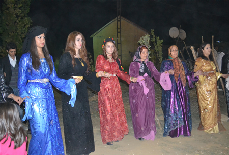 Hakkari'nin Yüksekova ilçesinde 23-25 Eylül 2011 tarihlerinde hayatlarını birleştiren çiftlerimizi sizler için sayfamıza taşıdık.