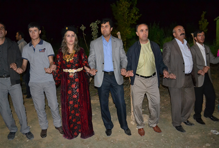 Hakkari'nin Yüksekova ilçesinde 23-25 Eylül 2011 tarihlerinde hayatlarını birleştiren çiftlerimizi sizler için sayfamıza taşıdık.