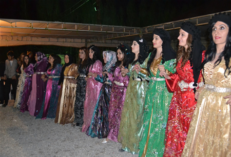 Hakkari'nin Yüksekova ilçesinde 23-25 Eylül 2011 tarihlerinde hayatlarını birleştiren çiftlerimizi sizler için sayfamıza taşıdık.