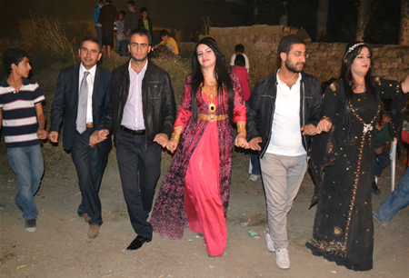 Hakkari'nin Yüksekova ilçesinde 23-25 Eylül 2011 tarihlerinde hayatlarını birleştiren çiftlerimizi sizler için sayfamıza taşıdık.