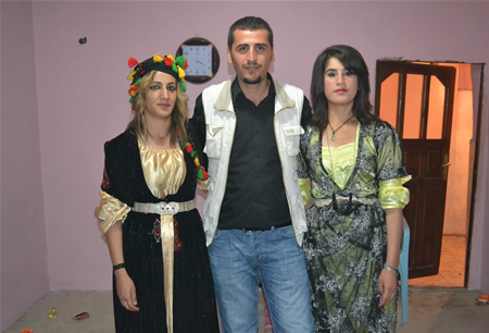 Hakkari'nin Yüksekova ilçesinde 23-25 Eylül 2011 tarihlerinde hayatlarını birleştiren çiftlerimizi sizler için sayfamıza taşıdık.