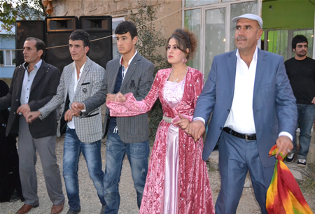 Hakkari'nin Yüksekova ilçesinde 23-25 Eylül 2011 tarihlerinde hayatlarını birleştiren çiftlerimizi sizler için sayfamıza taşıdık.