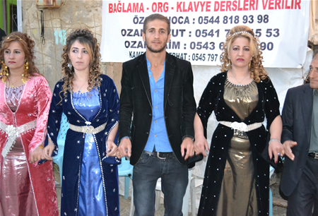 Hakkari'nin Yüksekova ilçesinde 23-25 Eylül 2011 tarihlerinde hayatlarını birleştiren çiftlerimizi sizler için sayfamıza taşıdık.