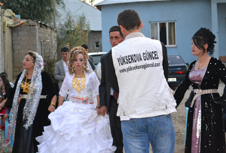Hakkari'nin Yüksekova ilçesinde 23-25 Eylül 2011 tarihlerinde hayatlarını birleştiren çiftlerimizi sizler için sayfamıza taşıdık.