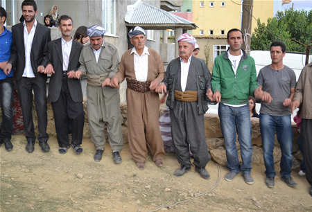 Hakkari'nin Yüksekova ilçesinde 23-25 Eylül 2011 tarihlerinde hayatlarını birleştiren çiftlerimizi sizler için sayfamıza taşıdık.