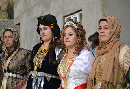 Hakkari'nin Yüksekova ilçesinde 23-25 Eylül 2011 tarihlerinde hayatlarını birleştiren çiftlerimizi sizler için sayfamıza taşıdık.