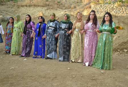 Hakkari'nin Yüksekova ilçesinde 23-25 Eylül 2011 tarihlerinde hayatlarını birleştiren çiftlerimizi sizler için sayfamıza taşıdık.