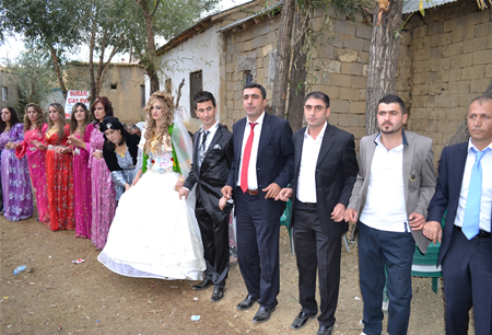 Hakkari'nin Yüksekova ilçesinde 23-25 Eylül 2011 tarihlerinde hayatlarını birleştiren çiftlerimizi sizler için sayfamıza taşıdık.