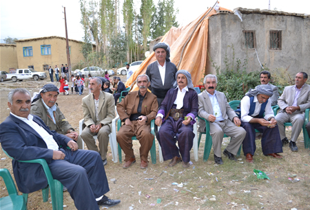 Hakkari'nin Yüksekova ilçesinde 23-25 Eylül 2011 tarihlerinde hayatlarını birleştiren çiftlerimizi sizler için sayfamıza taşıdık.
