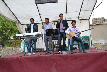 Hakkari'nin Yüksekova ilçesinde 23-25 Eylül 2011 tarihlerinde hayatlarını birleştiren çiftlerimizi sizler için sayfamıza taşıdık.