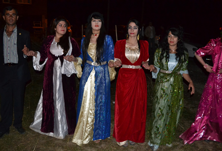 Hakkari'nin Yüksekova ilçesinde 23-25 Eylül 2011 tarihlerinde hayatlarını birleştiren çiftlerimizi sizler için sayfamıza taşıdık.