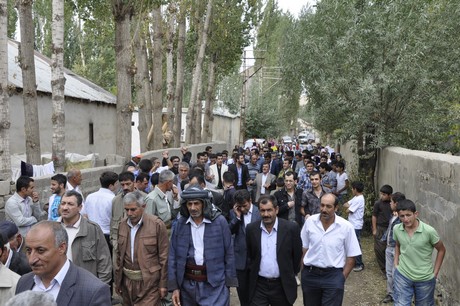 Yüksekova Güncel İmtiyaz Sahibi Cahit Yiğitin  kardeşi Hakim Yiğit yapılan görkemli bir törenle dünya evine girdi.