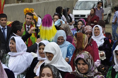 Yüksekova Güncel İmtiyaz Sahibi Cahit Yiğitin  kardeşi Hakim Yiğit yapılan görkemli bir törenle dünya evine girdi.
