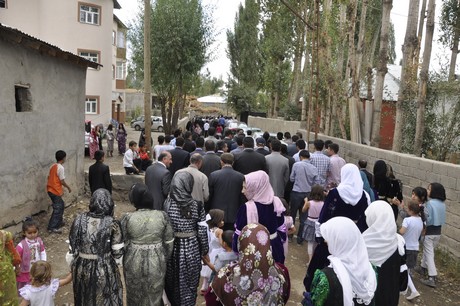 Yüksekova Güncel İmtiyaz Sahibi Cahit Yiğitin  kardeşi Hakim Yiğit yapılan görkemli bir törenle dünya evine girdi.