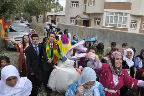 Yüksekova Güncel İmtiyaz Sahibi Cahit Yiğitin  kardeşi Hakim Yiğit yapılan görkemli bir törenle dünya evine girdi.