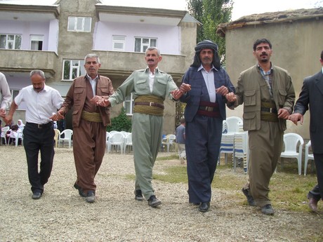 Yüksekova Güncel İmtiyaz Sahibi Cahit Yiğitin  kardeşi Hakim Yiğit yapılan görkemli bir törenle dünya evine girdi.