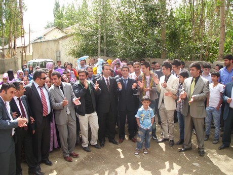 Yüksekova Güncel İmtiyaz Sahibi Cahit Yiğitin  kardeşi Hakim Yiğit yapılan görkemli bir törenle dünya evine girdi.