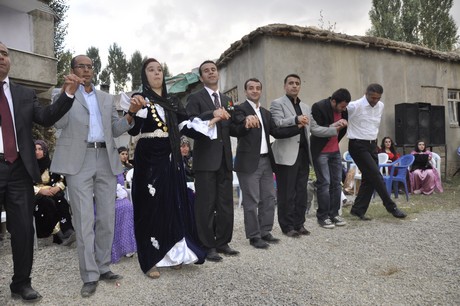 Yüksekova Güncel İmtiyaz Sahibi Cahit Yiğitin  kardeşi Hakim Yiğit yapılan görkemli bir törenle dünya evine girdi.