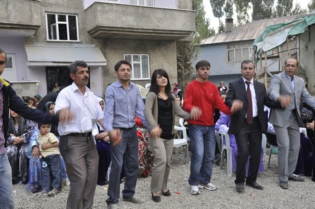 Yüksekova Güncel İmtiyaz Sahibi Cahit Yiğitin  kardeşi Hakim Yiğit yapılan görkemli bir törenle dünya evine girdi.