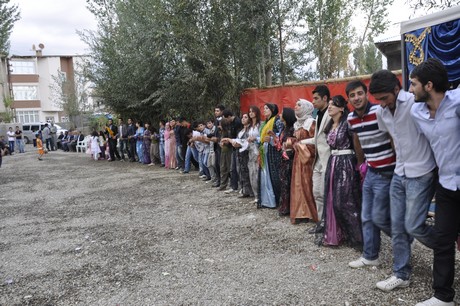 Yüksekova Güncel İmtiyaz Sahibi Cahit Yiğitin  kardeşi Hakim Yiğit yapılan görkemli bir törenle dünya evine girdi.