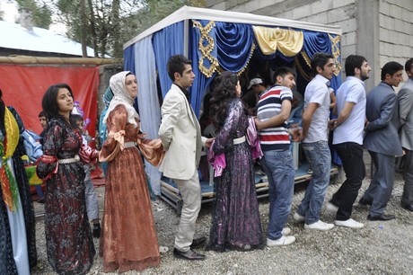 Yüksekova Güncel İmtiyaz Sahibi Cahit Yiğitin  kardeşi Hakim Yiğit yapılan görkemli bir törenle dünya evine girdi.