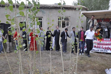 Yüksekova Güncel İmtiyaz Sahibi Cahit Yiğitin  kardeşi Hakim Yiğit yapılan görkemli bir törenle dünya evine girdi.