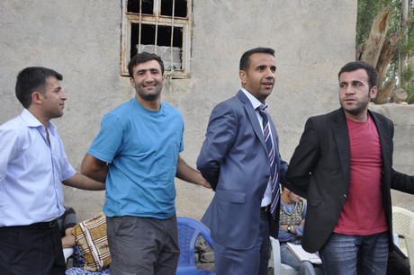 Yüksekova Güncel İmtiyaz Sahibi Cahit Yiğitin  kardeşi Hakim Yiğit yapılan görkemli bir törenle dünya evine girdi.