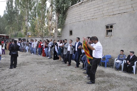 Yüksekova Güncel İmtiyaz Sahibi Cahit Yiğitin  kardeşi Hakim Yiğit yapılan görkemli bir törenle dünya evine girdi.
