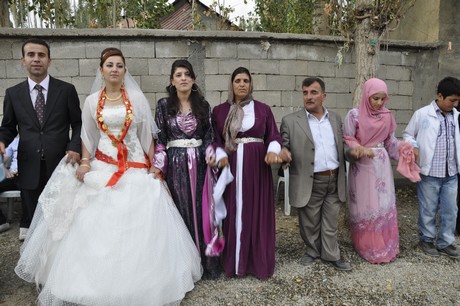 Yüksekova Güncel İmtiyaz Sahibi Cahit Yiğitin  kardeşi Hakim Yiğit yapılan görkemli bir törenle dünya evine girdi.