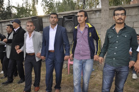 Yüksekova Güncel İmtiyaz Sahibi Cahit Yiğitin  kardeşi Hakim Yiğit yapılan görkemli bir törenle dünya evine girdi.