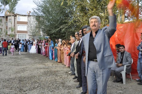 Yüksekova Güncel İmtiyaz Sahibi Cahit Yiğitin  kardeşi Hakim Yiğit yapılan görkemli bir törenle dünya evine girdi.