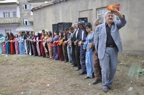 Yüksekova Güncel İmtiyaz Sahibi Cahit Yiğitin  kardeşi Hakim Yiğit yapılan görkemli bir törenle dünya evine girdi.